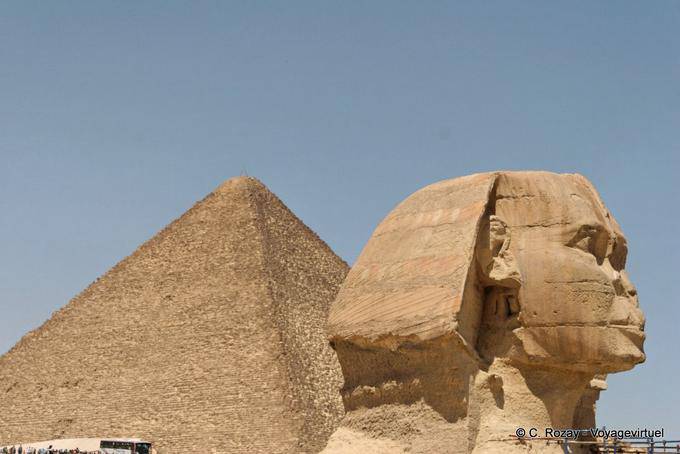 La Sfinge di fronte alla Piramide di Cheope - Egitto