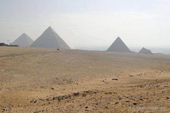 Foschia di mattina sul sito Piramidi di Giza - Egitto
