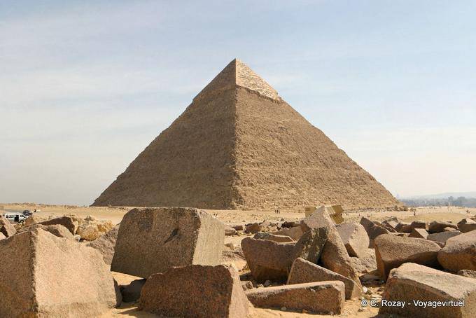 La piramide di Micerino Khefren vista dalla cava, Giza - Egitto
