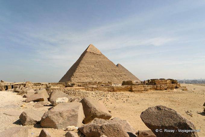 Blocchi di calcare e piramidi in una riga, Giza - Egitto