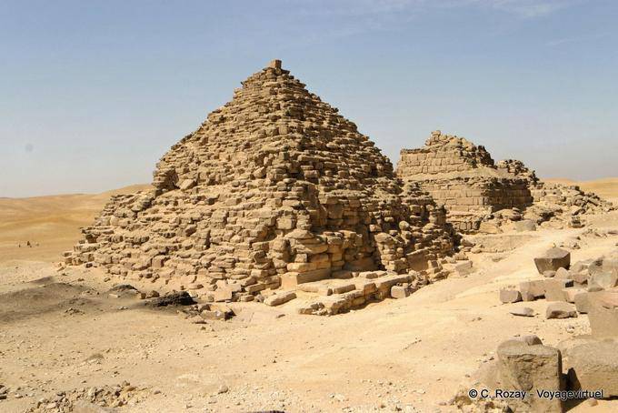 Le piccole piramidi sul sito archeologico di Giza Queens - Egitto