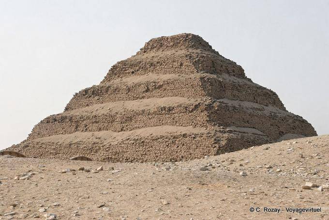 Vista panoramica della Piramide a Saqqara, opere in pietra - Egitto