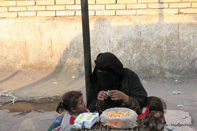 Mercato Velato sul marciapiede, Cairo - Egitto