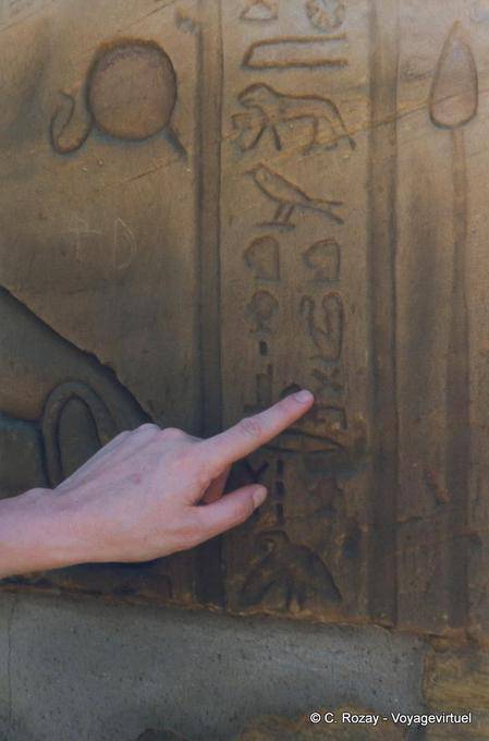 Dito sulle geroglifici, tempio di Edfu - Egitto
