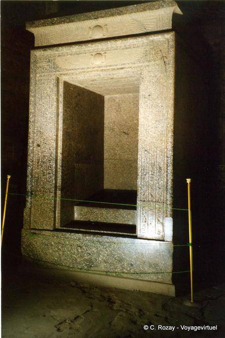 Naos granito grigio del santuario, tempio di Edfu - Egitto