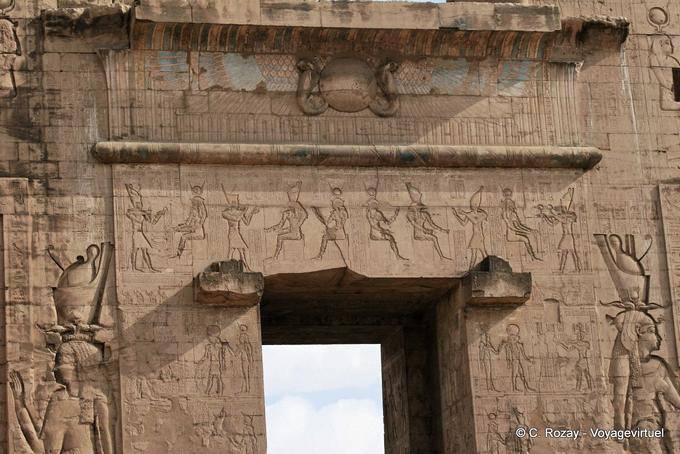 Sopra il portale del piazzale con Horus raffigurato come un tempio alato sole di Edfu - Egitto