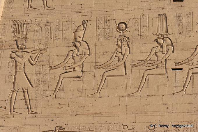 Faraone Tolomeo XII fare offerte alle divinità, pilone di Edfu - Egitto
