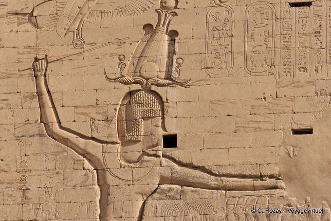 Faraone Tolomeo XII in nemici per i capelli, sollievo pilone, tempio di Edfu - Egitto