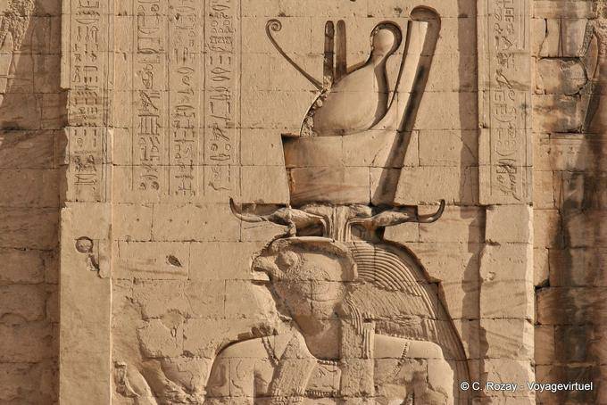 Horus testa scolpita sulla torre monumentale tempio di Edfu - Egitto