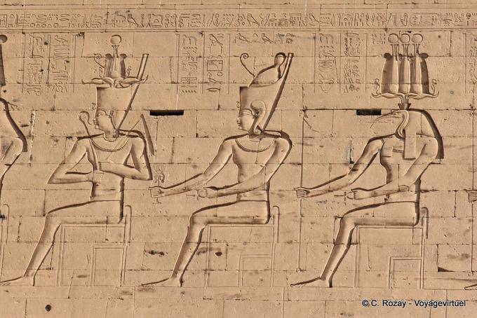 Rappresentazioni di seduta divinità laterale del pilone, tempio di Edfu - Egitto