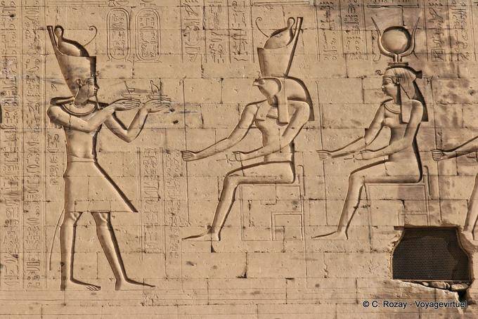 Offrendo il faraone Tolomeo XII agli dèi sinistra della torre, tempio piazza, Edfu - Egitto
