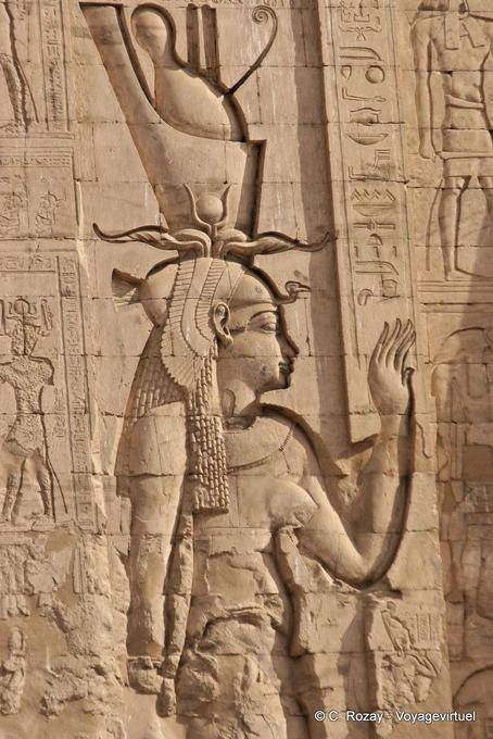 Scultura della dea Hathor, moglie di Horus, la destra della porta di accesso al tempio, Edfu - Egitto