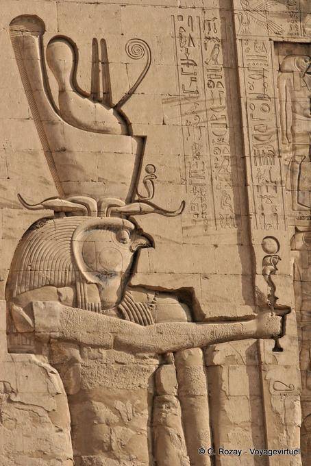 Chiudere il Dio Horus scolpito sulla facciata della torre, a destra, Edfu - Egitto
