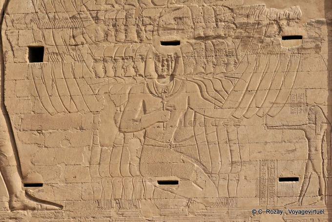 Frammento del pilone massiccio di sinistra, uccidendo i nemici, in presenza di Sopdu dio, tempio di Edfu - Egitto