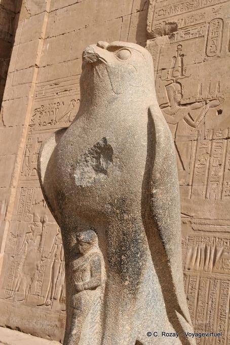 Statua del dio Horus responsabile per la protezione del re, Edfu - Egitto