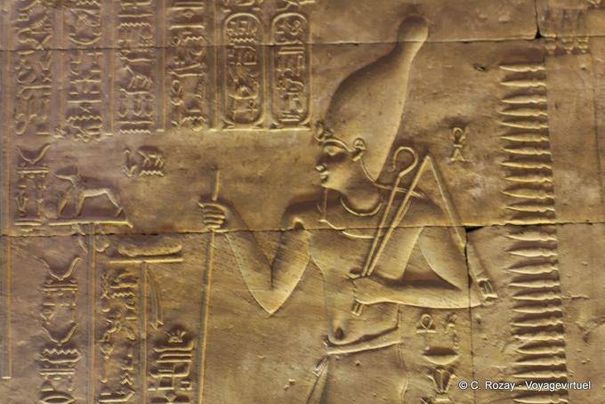 Geroglifici faraone in una sala del tempio, Edfu - Egitto