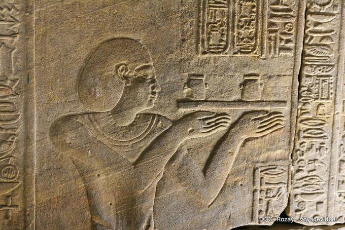 Offrendo scena, cresciuto in un'anticamera, Edfu - Egitto