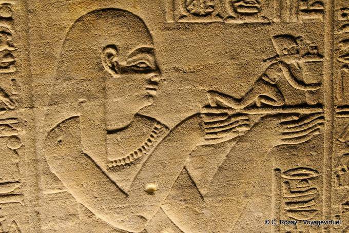 Stanza Profumo o presentazione di laboratorio della Sfinge in possesso di un flacone di profumo, Edfu - Egitto