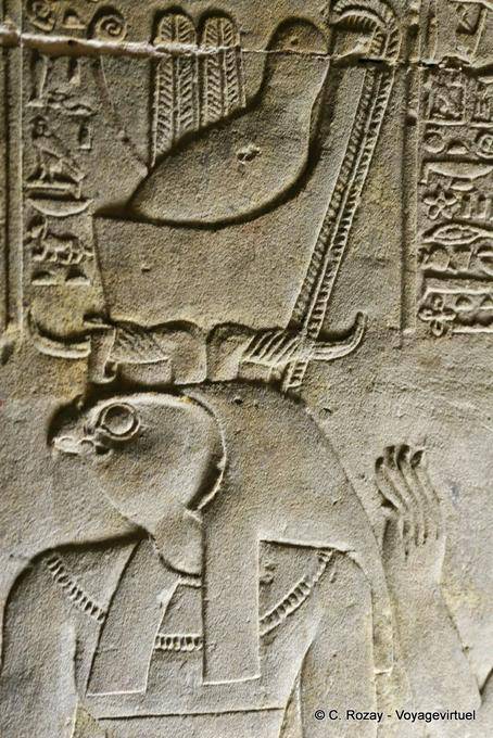 Doppia corona sulla testa di Horus divinità egizia, sollievo di Edfu - Egitto