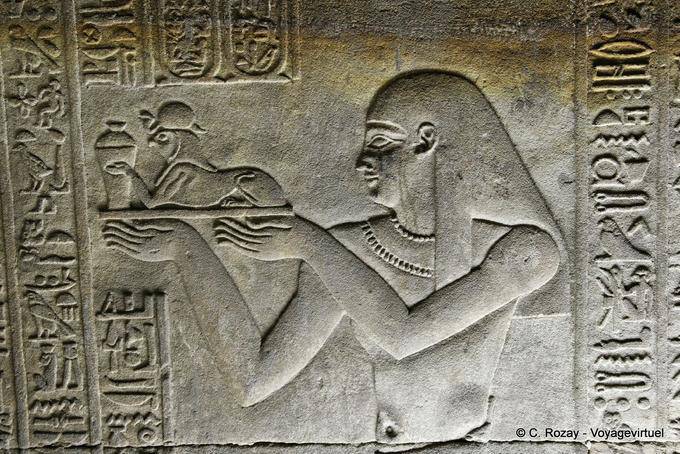 Un'altra rappresentazione del faraone con una bottiglia di profumo tenuto da una sfinge, Camera Profumo Edfu Tempio - Egitto