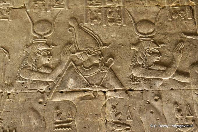 Faraone ei suoi attributi. E 'circondato da rappresentazioni di Hathor tempio di Edfu - Egitto