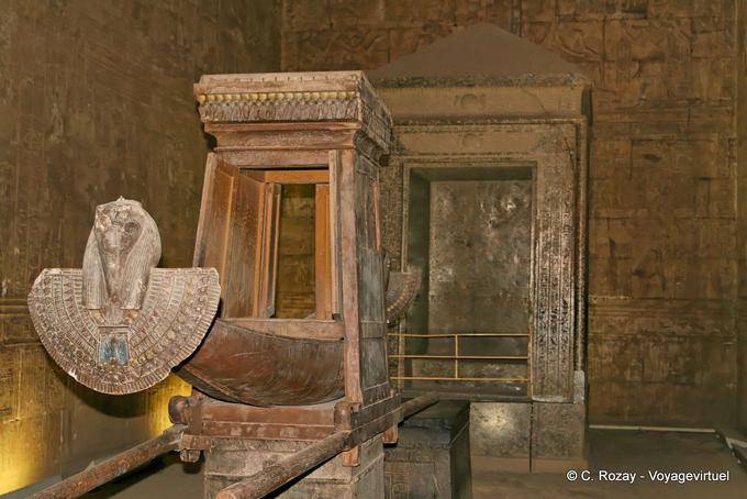 Il repository Naos della statua divina del dio-falco e la barca Mariette, Edfu - Egitto