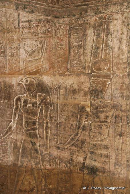 Rilievi sul muro del Santo dei Santi, il tempio di Edfu - Egitto