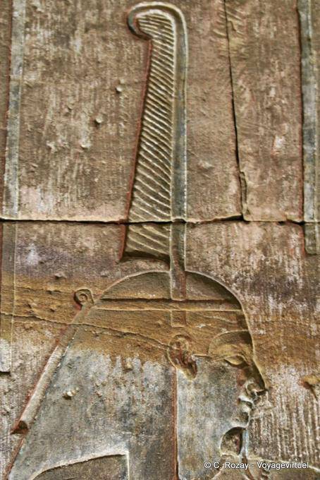 Particolare di un rilievo che mostra il copricapo del faraone, il tempio di Edfu - Egitto