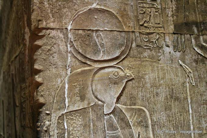 Horus, figlio di Osiride e Iside, indossando la luna e il sole, bassorilievo, tempio di Edfu - Egitto