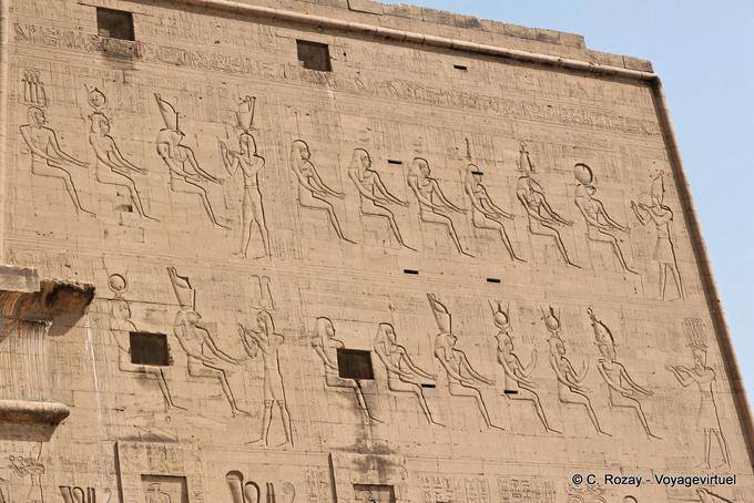 Vista sulla parte in alto a destra della parte esterna della torre, tempio di Edfu - Egitto