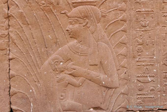 Scene di allattamento al seno, la dea Hathor allatta il figlio divino, Mamissi, Edfu - Egitto