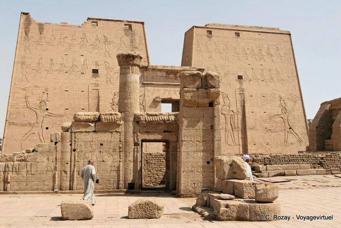Vista del Mammisi, dedicato al Ihi dio, figlio di Horus e Hathor, Edfu - Egitto
