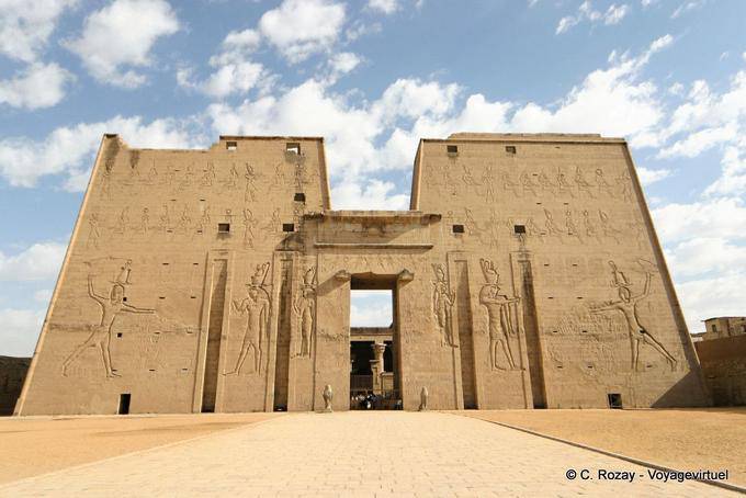 Edfu, l'imponente facciata della torre sorvegliata da due statue di Horus all'ingresso - Egitto