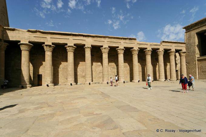 Il peristilio tribunale con 32 colonne, libagioni cortile del tempio di Edfu - Egitto