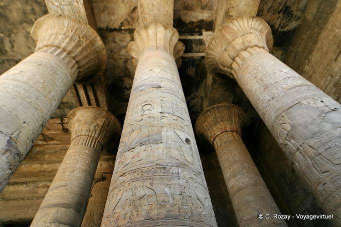 Colonne decorative, sala a colonne completato da Tolomeo XII, Tempio di Edfu - Egitto