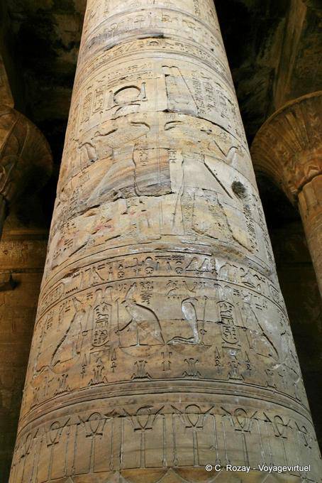 Rilievi che decorano una grande colonna del tempio di Horus, Edfu - Egitto