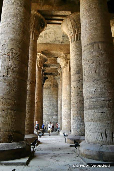 Span di colonne nella prima sala a pilastri o Pronao Tempio di Edfu - Egitto