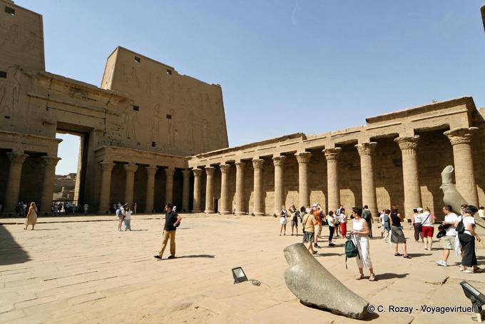 Pilone e colonnati, vista dal cortile, libagioni cortile tempio di Edfu - Egitto