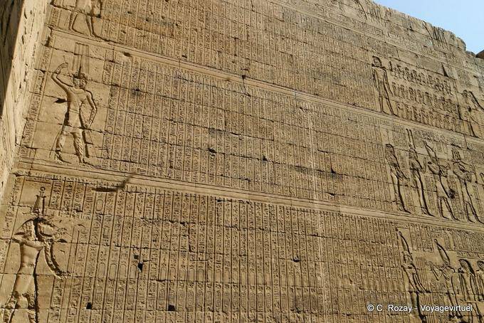 Geroglifici forestali sul muro, tempio di Edfu - Egitto