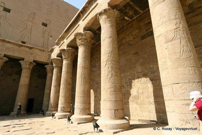 Portico di colonne che circondano l'interno del cortile frontale su tre lati, Edfu - Egitto
