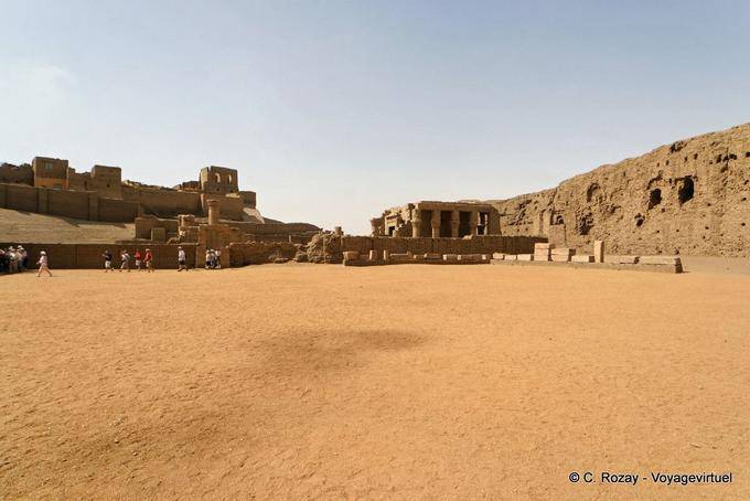 Esplanade di fronte al tempio di Horus a Edfu con, in fondo, il Mammisi - Egitto