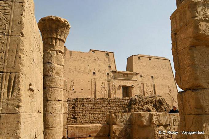 Parte di mammisi costruito da Tolomeo IX, davanti al pilone del tempio, Edfu - Egitto
