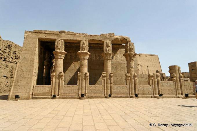 Il luogo di consegna o mammisi, vista esterna, tempio di Edfu - Egitto