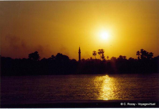 Il sole tramonta sul minareto di Esna - Egitto