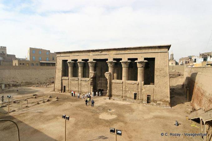 Esna Khnum Tempio visto dalla strada Al Wzariea - Egitto