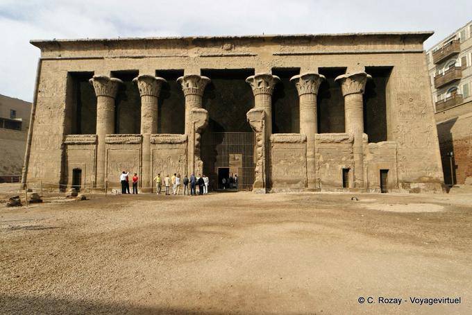 La facciata del tempio di Khnum, Esna - Egitto