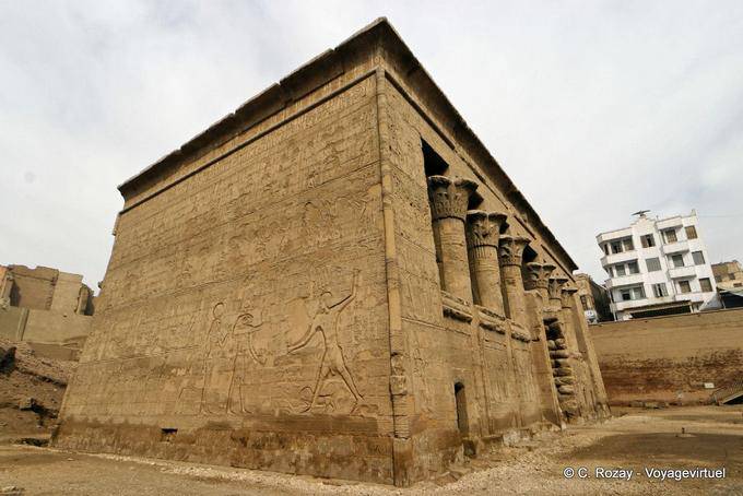 Muro rilievi sulla parete laterale del tempio di Esna - Egitto