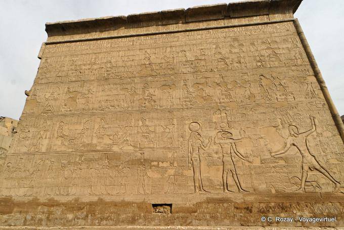 Rilievi raffiguranti Khnum e Neith con la testa di leone contro il faraone, Tempio Esna - Egitto