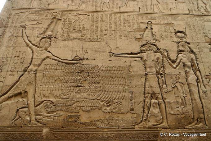 Rilievo del dio Khnum prima Tolomeo nei suoi nemici per i capelli, Tempio Esna - Egitto