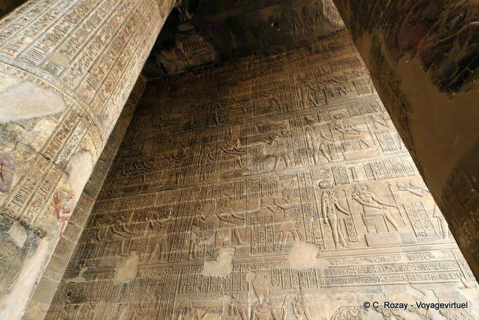 Bassorilievi sul muro della sala ipostila, Tempio di Esna - Egitto